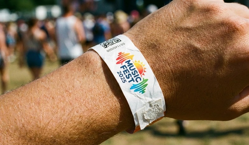 Vòng tay Tyvek có khả năng chống nước và không bị rách khi vận động mạnh.