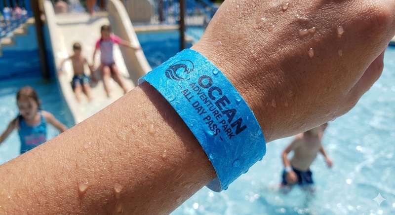 Vòng đeo tay giấy Tyvek chống nước siêu bền chuyên dụng cho hồ bơi và khu vui chơi giải trí.