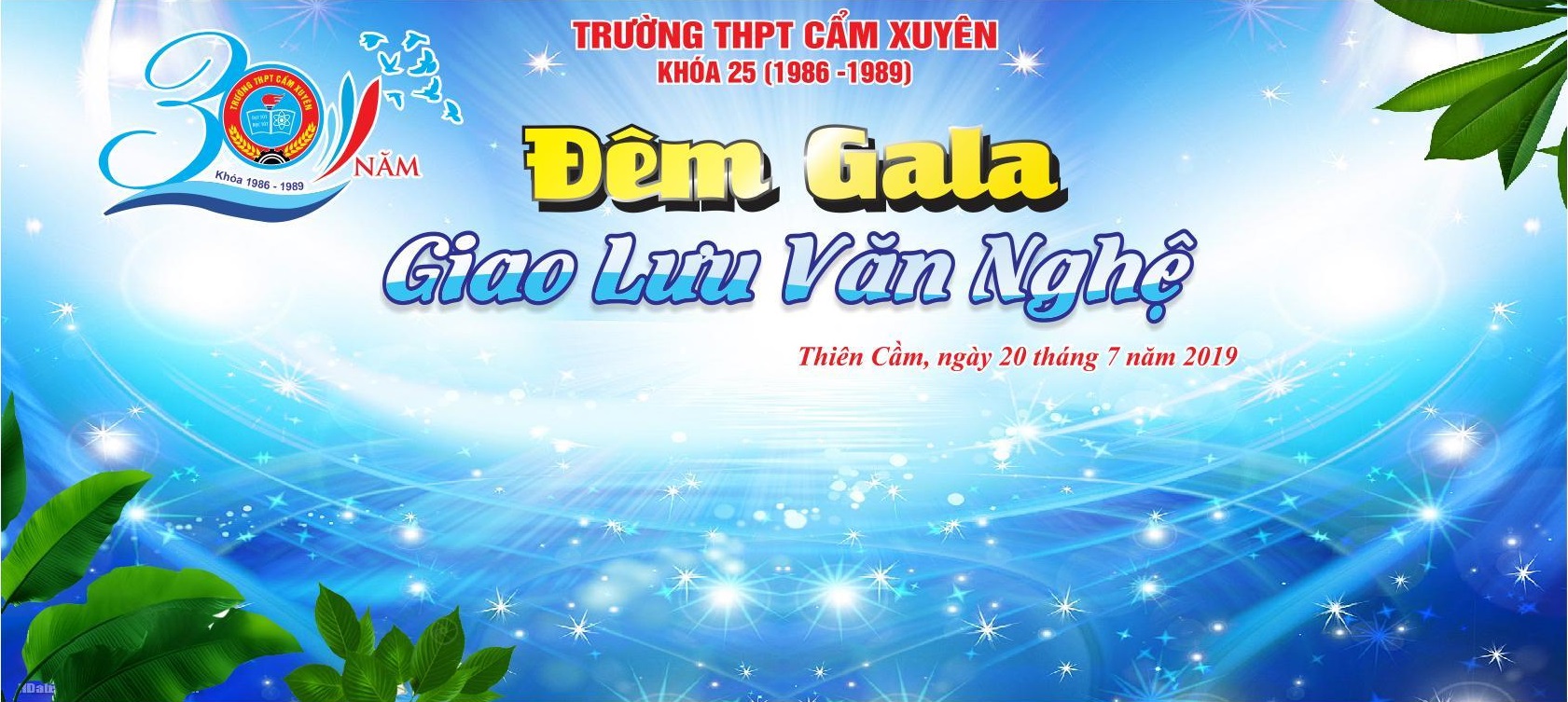 Hình Ảnh Thầy Cô và Học Sinh: Đặt hình ảnh thầy cô và học sinh trong lớp học để tạo ra sự gần gũi và chân thực.