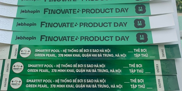 Vòng tay bằng giấy tuy đơn giản về vật liệu nhưng lại cực kỳ đa dạng về kiểu dáng, màu sắc và mục đích sử dụng.