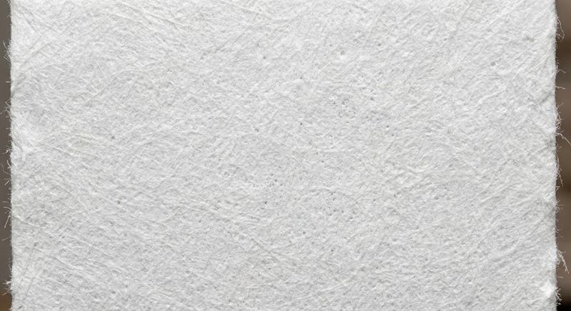 Cận cảnh cấu trúc sợi giấy Tyvek siêu bền dai khó xé rách dùng trong in ấn.