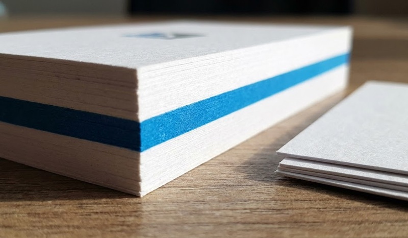 Kỹ thuật in danh thiếp bồi 3 lớp (Sandwich) viền màu độc đáo.