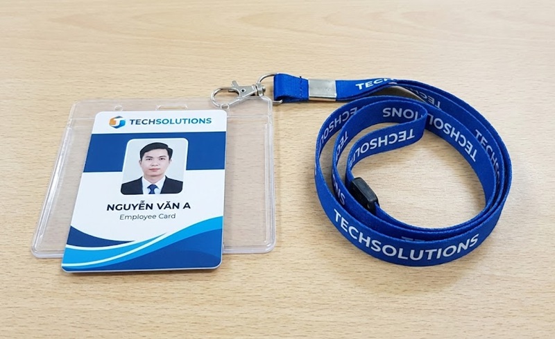 Trọn bộ in thẻ nhựa nhân viên kèm dây đeo và bao thẻ.