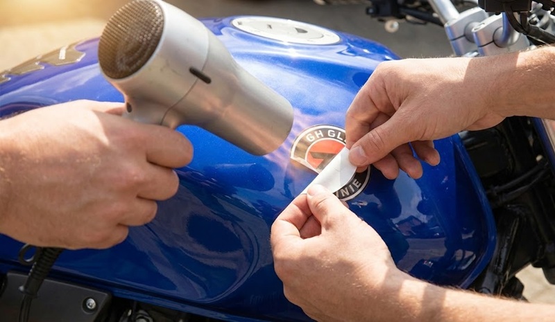 Dùng máy sấy bóc tem decal