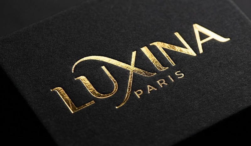 Kỹ thuật ép kim logo vàng trên hộp giấy mỹ phẩm cao cấp.