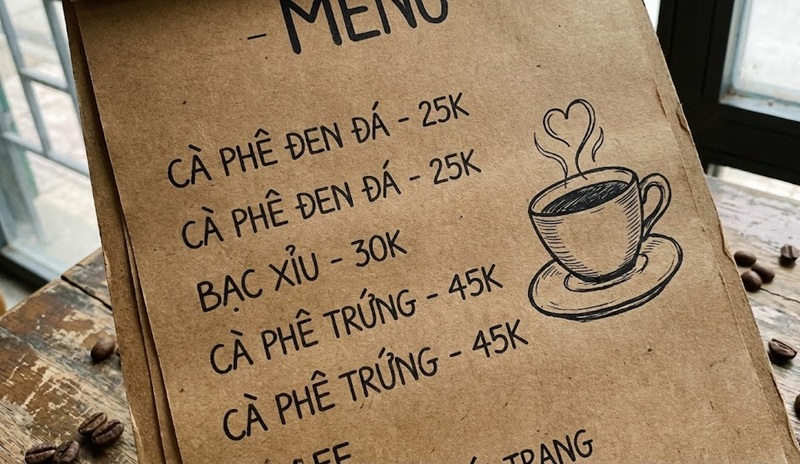 Font chữ viết tay vintage trên menu giấy kraft quán cafe.