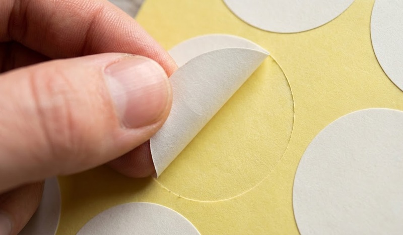 Gia công bế demi tem nhãn decal dễ dàng bóc dán.