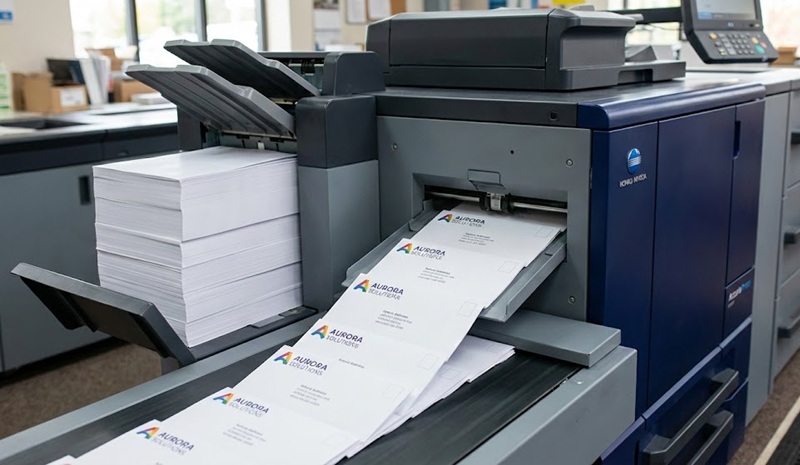 Máy in kỹ thuật số in trực tiếp logo lên bao thư trắng có sẵn.