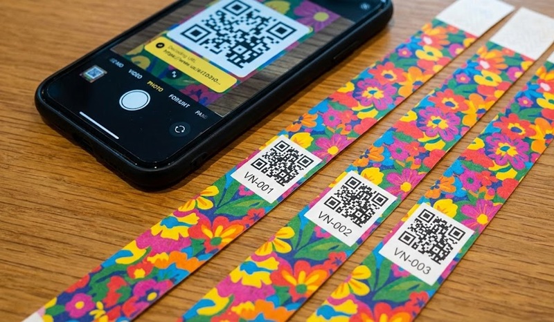In vòng tay check-in có mã QR Code khác nhau từng cái.