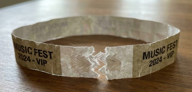 Vòng tay check-in dùng một lần có keo răng cưa chống gian lận.