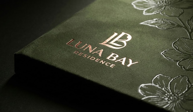 In kẹp file bất động sản ép kim logo và phủ UV định hình cao cấp.