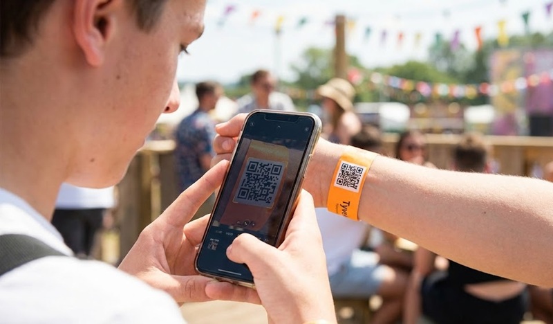 Top 5 Xu Hướng Thiết Kế Vòng Tay Check-in “Chất Lừ” Cho Lễ Hội Âm Nhạc & Music Festival 2025