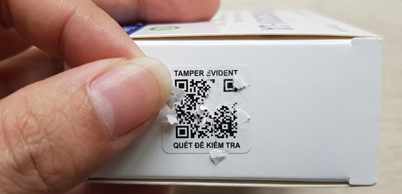 Tem truy xuất nguồn gốc in trên decal vỡ chống tái sử dụng.