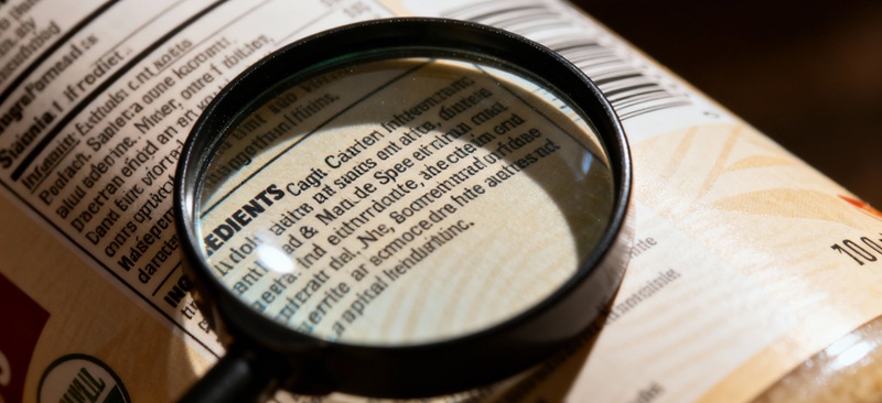 Kiểm tra độ sắc nét của chữ in trên tem decal mỹ phẩm.