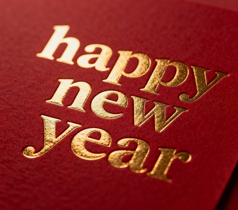 Kỹ thuật ép kim vàng trên thiệp tết cao cấp.