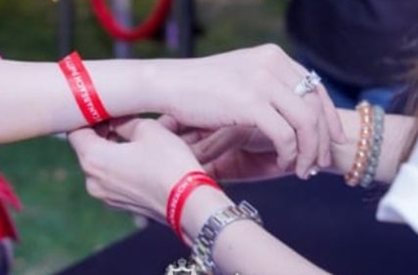 Sử dụng vòng đeo tay kiểm soát buffet thay cho vé giấy