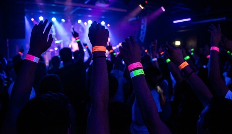 Mẫu vòng tay check-in màu Neon dạ quang phát sáng dành cho lễ hội âm nhạc EDM.