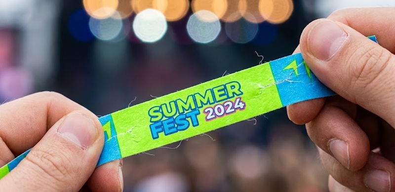 In vòng tay giấy dai giá rẻ không rách dùng cho sự kiện.