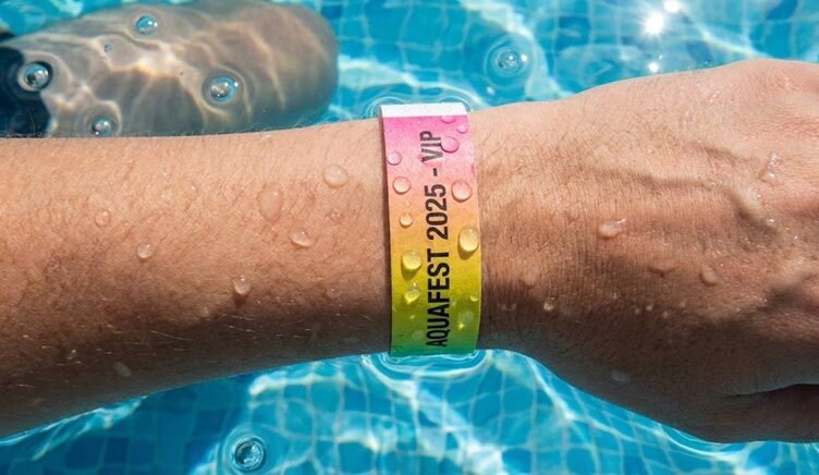 Giấy Tyvek Là Gì? Sự Thật Về Loại “Giấy Không Thể Xé Rách” Dùng Làm Vòng Tay Sự Kiện