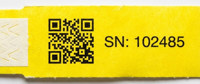 Vòng tay giấy Tyvek in mã QR Code biến đổi giúp quản lý khách mời check-in sự kiện.