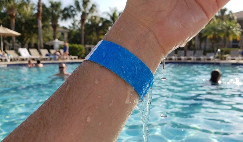 Vòng tay giấy Tyvek chống nước tuyệt đối cho hồ bơi.