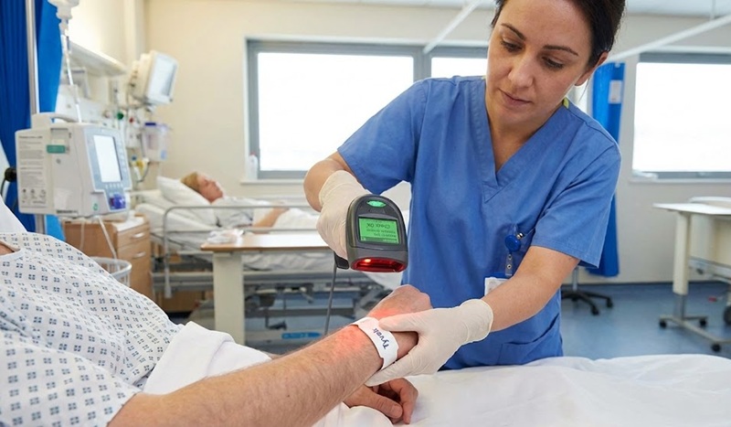 In vòng tay y tế có mã vạch barcode quản lý bệnh nhân.