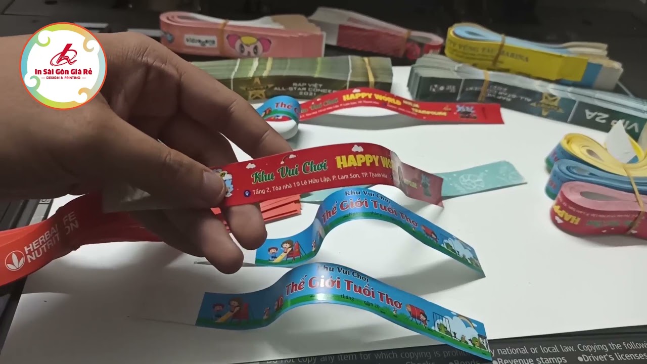 So Sánh Vòng Tay Giấy Tyvek Và Vòng Tay Nhựa: Loại Nào Phù Hợp Nhất Cho Hồ Bơi?