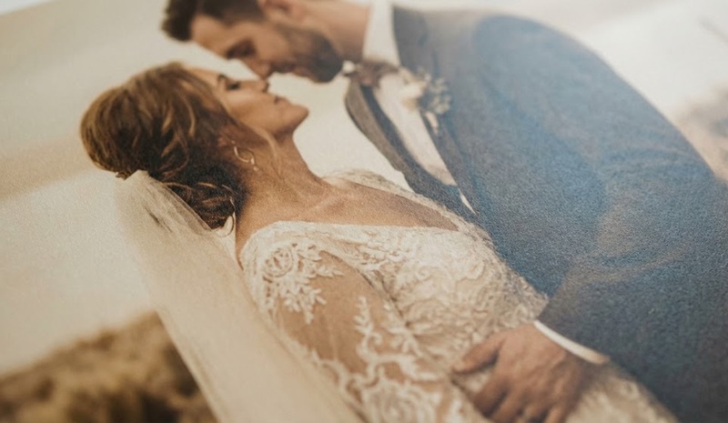 So sánh ảnh cưới cán màng mờ và màng bóng.