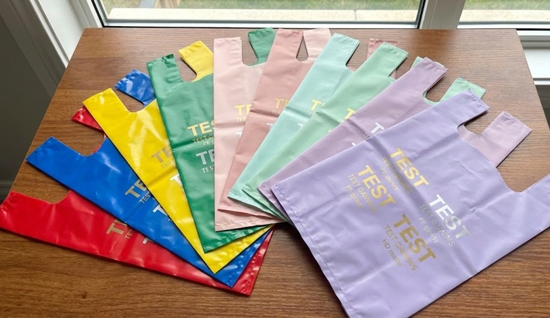 Bảng màu túi ni lông đựng quần áo đa dạng.