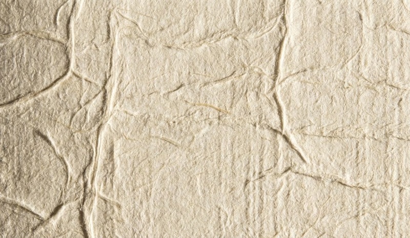 Cận cảnh bề mặt giấy mỹ thuật có vân sang trọng.