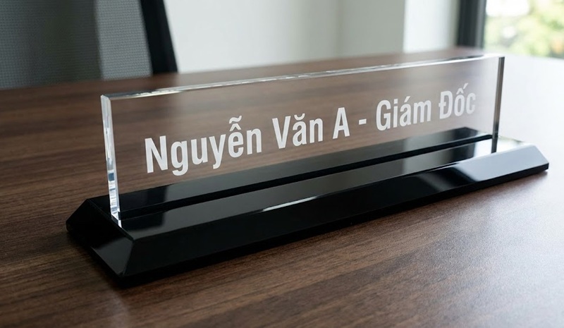 Biển chức danh mica đế tam giác đen sang trọng.