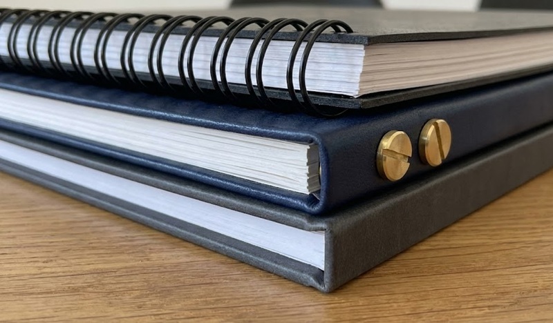 Các loại gáy menu bìa cứng phổ biến: gáy ốc, lò xo, mở phẳng.