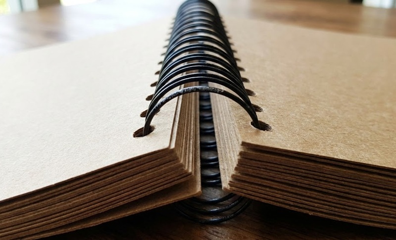 Menu đóng gáy lò xo kẽm lật mở 360 độ tiện lợi.