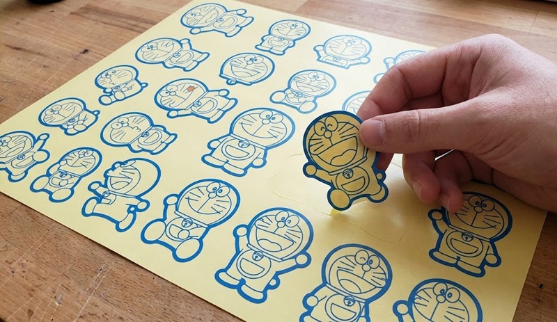 Cắt bế decal logo theo hình dáng yêu cầu (Die-cut).