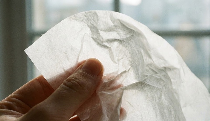 Chất liệu giấy Pelure gói hàng mỏng dai.