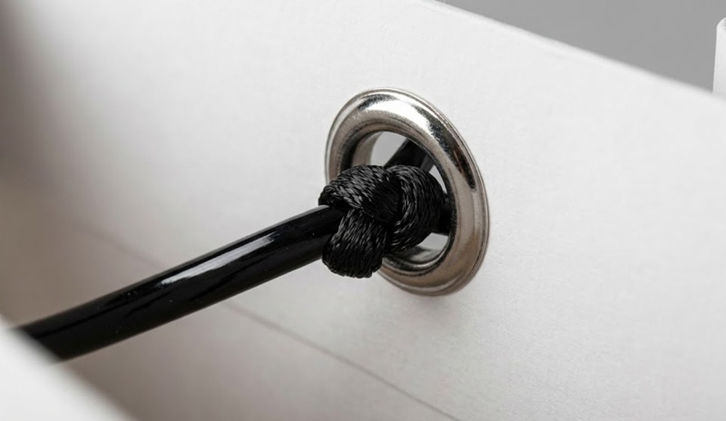 Dây dù túi giấy xỏ khoen mắt cáo chắc chắn.