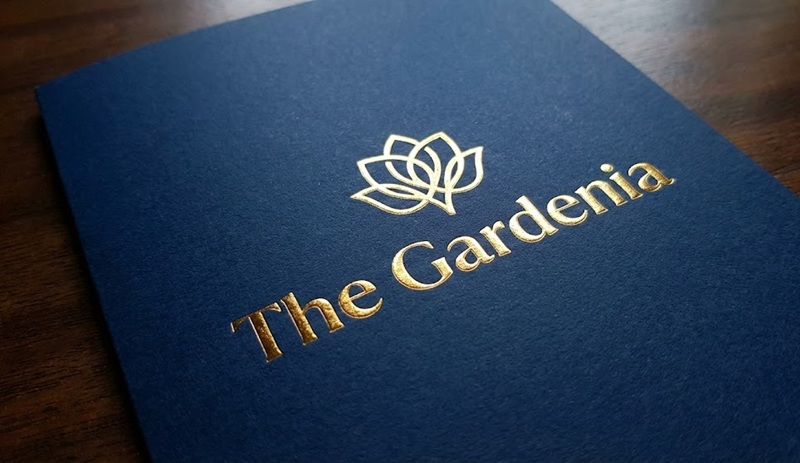 Kỹ thuật ép kim logo trên tờ gấp dự án.