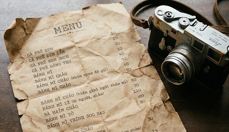 Font chữ máy đánh chữ cổ điển làm menu cafe vintage.