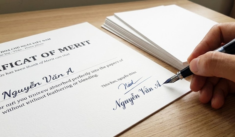 Giấy Bristol dày dặn thích hợp để ký tên bằng bút máy.