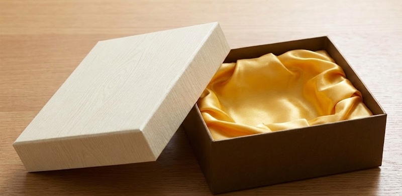 Mẫu hộp cứng cao cấp bồi giấy mỹ thuật lót lụa.