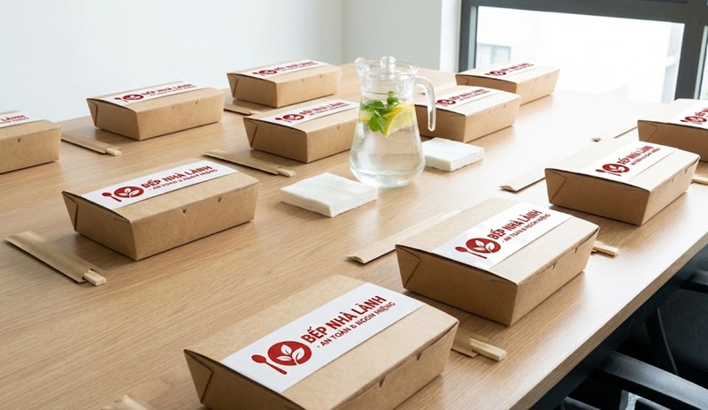 Hộp cơm văn phòng dán tem niêm phong an toàn thực phẩm.