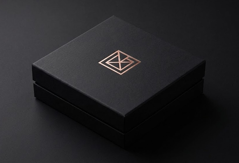 Hộp giấy mỹ thuật màu đen ép kim logo vàng hồng sang trọng.