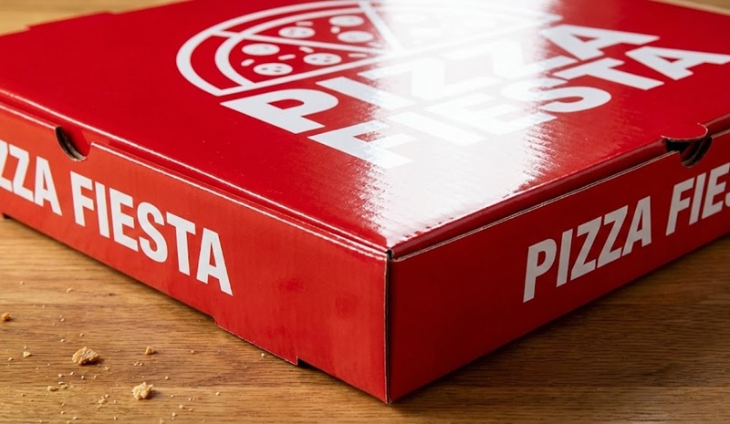 Hộp giấy cán màng bóng phản chiếu ánh sáng rực rỡ.