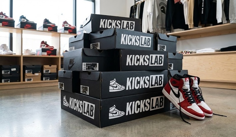 In hộp đựng giày sneaker thương hiệu chuyên nghiệp.