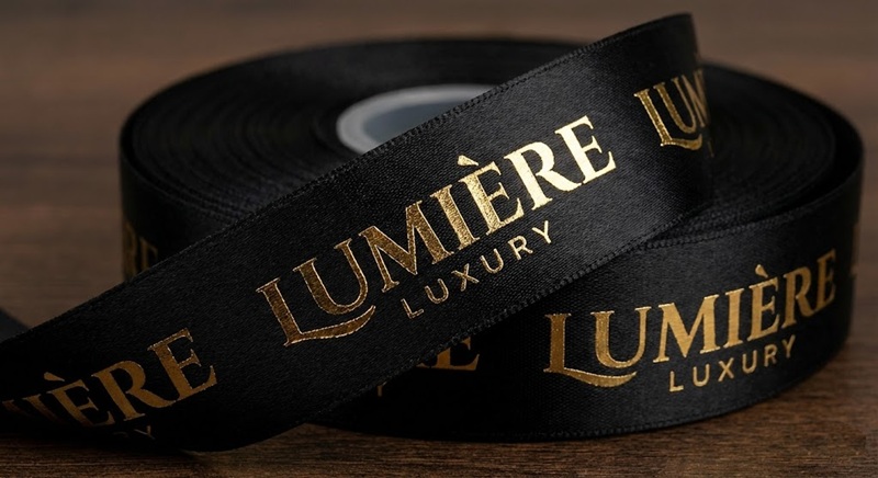 In ruy băng ép kim logo màu vàng sang trọng.