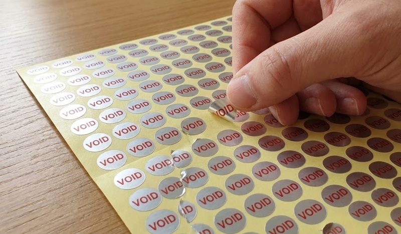 Tấm tem dán niêm phong đã bế demi sẵn dễ lột.