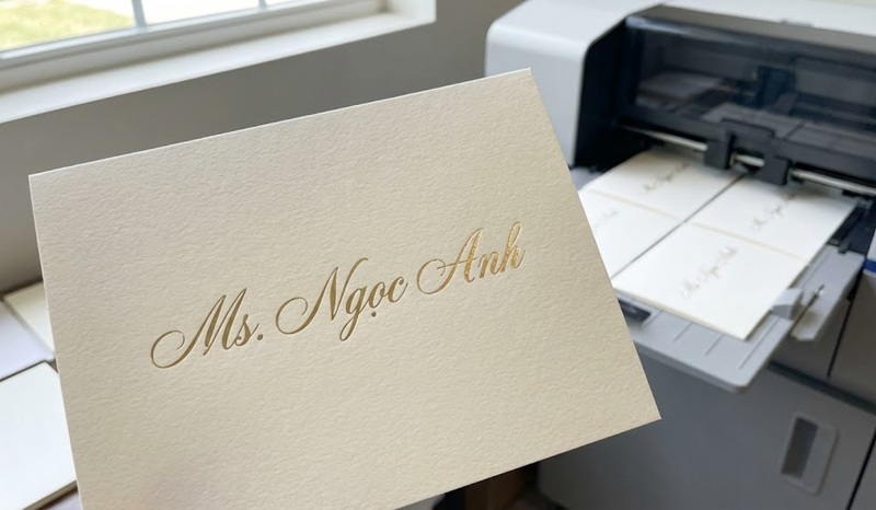 In tên khách mời trực tiếp lên thiệp mời (in dữ liệu biến đổi).