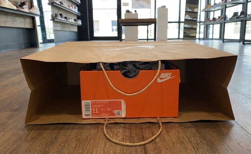 Kích thước túi giấy đựng vừa hộp giày sneaker.