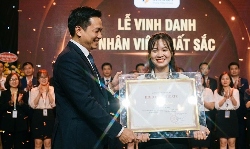 Trao tặng bằng khen cao cấp ép kim lồng khung gỗ.