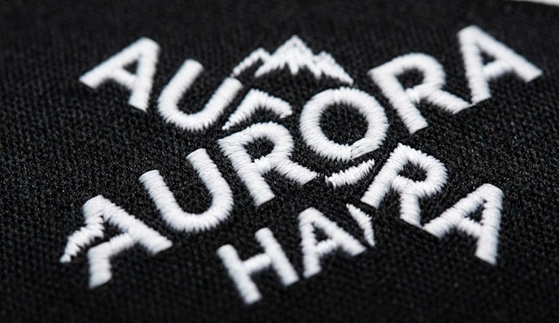 Cận cảnh mác dệt quần áo logo sắc nét mật độ cao.